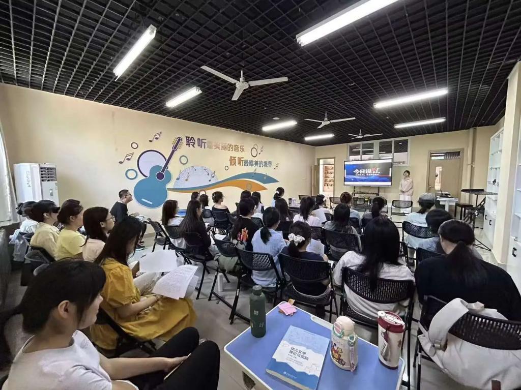 教育学院开展“青春与法同行，共建法治校园”主题团日活动